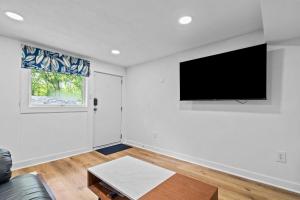 En TV eller et underholdningssystem på 2 King Beds, Huge Backyard, Full Master Suite with Mini Kitchen MLS1467