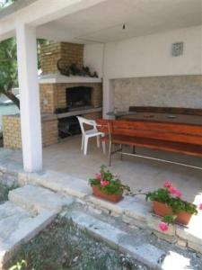 Patio nebo venkovní prostory v ubytování Apartment in Povlja with sea view, balcony, air conditioning WiFi 4936-1 -2 -3