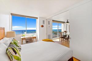 Ένα ή περισσότερα κρεβάτια σε δωμάτιο στο Ilikai Marina 1BR Condo, Ocean View Haven +24 φωτογραφίες