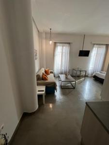- un salon avec un canapé et une table dans l'établissement Aθens Dome - Apartments by Live&Travel, à Athènes