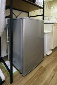 大阪市にあるアベニュー天神ノ森103 　Avenue Tenjinnomori 103のキッチン(大型ステンレス製の冷蔵庫付) +1枚の写真