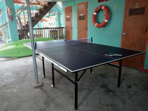 Stolní tenis v ubytování SmallFry's Beach Resort nebo okolí