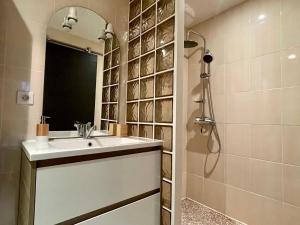 Kúpeľňa v ubytovaní Holiday Home in Terenez with Sea Views + 18 fotografií