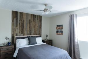 una camera con letto e ventilatore a soffitto di Le Contemporain a Rouyn-Noranda