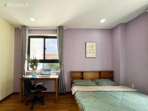 een slaapkamer met 2 bedden, een bureau en een raam bij NEW LAND Apartment - Nam Thong 3, Phu My Hung in Ho Chi Minh-stad