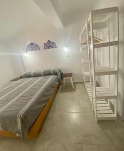 1 dormitorio con litera y escalera en Nuestra Morada en Federación