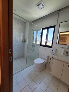 een badkamer met een douche, een toilet en een wastafel bij Kyushu Homestay in Tainan