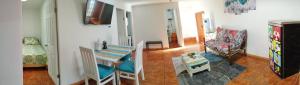 sala de estar con mesa y silla en MatSofy_Apartamento en Santiago