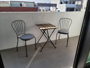 due sedie e un tavolo in cima a un edificio di Kyushu Homestay a Tainan
