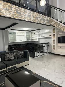 New build beautiful Apartment في داغوبان: غرفة معيشة مع أريكة وبيانو