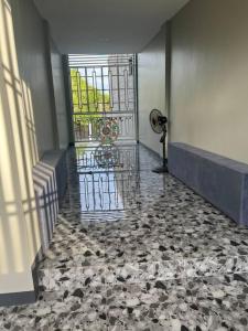 einen Flur mit einem Tor und einen Flur mit einem Fußboden mit einem unbeabsichtigten in der Unterkunft New build beautiful Apartment in Dagupan