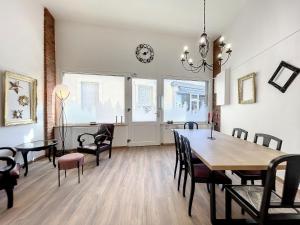 una sala da pranzo con tavolo e sedie di Gîte confortable à Saugues pour randonneurs, 3 chambres spacieuses avec salle d'eau privative - FR-1-582-365 a Cubelles