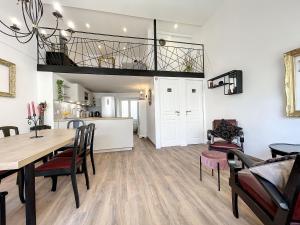 una sala da pranzo e un soggiorno con tavolo e sedie di Gîte confortable à Saugues pour randonneurs, 3 chambres spacieuses avec salle d'eau privative - FR-1-582-365 a Cubelles