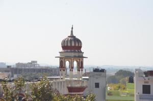 budynek z kopułą na górze w obiekcie Suri Guest House w mieście Pushkar