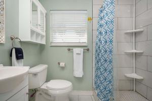 een badkamer met een toilet en een douche bij Rockport Redfish Cottage in Rockport