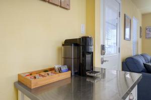 een keuken met een koffiezetapparaat op een aanrecht bij Rockport Redfish Cottage in Rockport