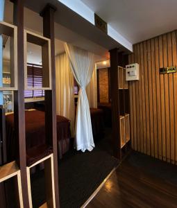 ein Schlafzimmer mit einem Bett und einem Kleid, das vom Fenster hängt in der Unterkunft Flora Centre Hotel & Spa in Hanoi