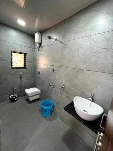 uma casa de banho com um lavatório e um WC em Gayatri Homestay em Ratnagiri