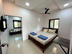 Un dormitorio con una cama con almohadas azules. en Gayatri Homestay, en Ratnagiri