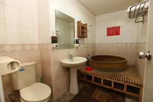 信義鄉的住宿－玉山樓民宿，带浴缸、卫生间和盥洗盆的浴室