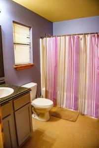 Un baño de Cedar Loft - This Rustic Retreat Is Just A Short Drive From Fishing And Shopping cabin