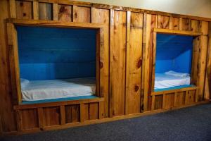 Litera o literas de una habitación en Cedar Loft - This Rustic Retreat Is Just A Short Drive From Fishing And Shopping cabin