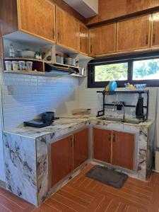 uma cozinha com armários de madeira e uma bancada em C1 em Baguio