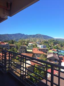 uma vista para a cidade a partir de uma varanda em C1 em Baguio