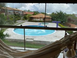 una ventana con vistas a la piscina en Casa de Campo Gravata Pernambuco, en Gravatá