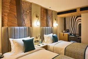 Кровать или кровати в номере Parallel Hotel Udaipur, a member of Radisson Individuals +169 фотографий