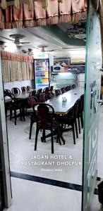 une rangée de tables et de chaises dans un restaurant dans l'établissement Jagan Hotel & Restaurant, à Dhaulpur