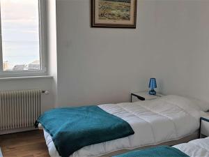 um quarto com 2 camas e uma janela em Maison Perros-Guirec, 4 pièces, 5 personnes - FR-1-368-42 em Perros-Guirec