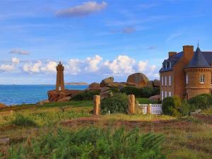 um edifício num campo junto ao oceano em Maison Perros-Guirec, 4 pièces, 5 personnes - FR-1-368-42 em Perros-Guirec