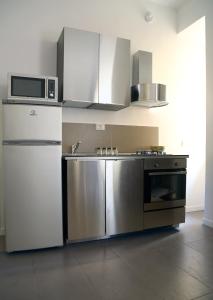 La cuisine est équipée d'un réfrigérateur et d'un four micro-ondes. dans l'établissement Nido Degli Angeli, à Rome