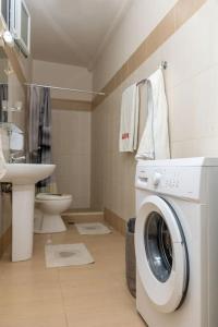 a bathroom with a washing machine and a sink at Anamnisis in Kanakiri