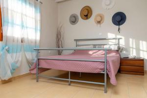 sypialnia z łóżkiem piętrowym i różowym kocem w obiekcie Anamnisis w mieście Kanakiri