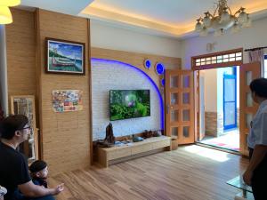 Televisyen dan/atau pusat hiburan di Happiness House B&B