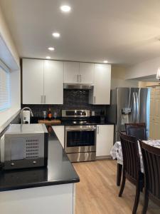 Η κουζίνα ή μικρή κουζίνα στο Bright poolside walkout two bedroom basement suite in the Okanagan
