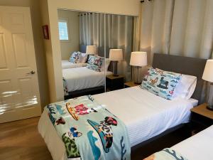 Ένα ή περισσότερα κρεβάτια σε δωμάτιο στο Bright poolside walkout two bedroom basement suite in the Okanagan
