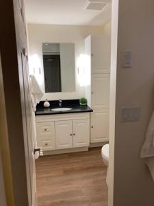 Φωτογραφία από το άλμπουμ του Bright poolside walkout two bedroom basement suite in the Okanagan σε Penticton