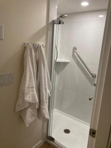 Ένα μπάνιο στο Bright poolside walkout two bedroom basement suite in the Okanagan