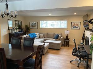 Χώρος καθιστικού στο Bright poolside walkout two bedroom basement suite in the Okanagan