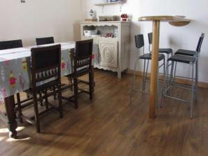 Zimmer mit Stühlen, einem Tisch und einer Theke in der Unterkunft Studio Étel, 1 pièce, 2 personnes - FR-1-479-93 in Étel