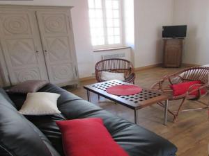 ein Wohnzimmer mit einem Ledersofa und einem Tisch in der Unterkunft Studio Étel, 1 pièce, 2 personnes - FR-1-479-93 in Étel