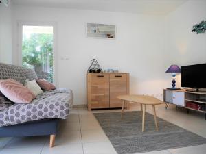 - un salon avec un canapé et une table dans l'établissement Appartement Capbreton, 2 pièces, 4 personnes - FR-1-413-133, à Capbreton