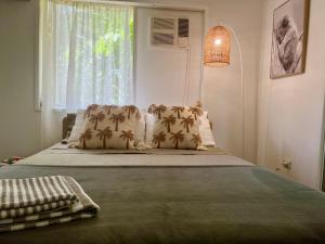 una camera da letto con un grande letto e una finestra di Jikinerita Homestay a Nelly Bay