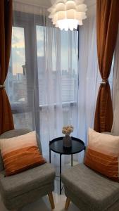 una stanza con due sedie e un tavolo e una finestra di Comfy Condo Grand Riviera Suite, Roxas Blvd Ermita Manila infront of US Embassy a Manila