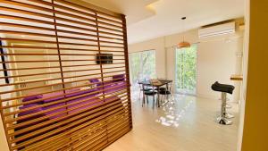 a room with a wooden wall with a table and chairs at DEPARTAMENTOS Alquiler Temporario UNIVERSAL in Godoy Cruz