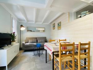 Et opholdsområde på Villa Patio proche Océan, Terrasse, Piscine et Parking Privé - FR-1-413-174