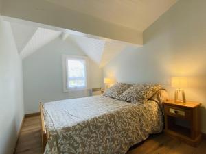 En eller flere senge i et værelse på Villa Patio proche Océan, Terrasse, Piscine et Parking Privé - FR-1-413-174 + 5 billeder